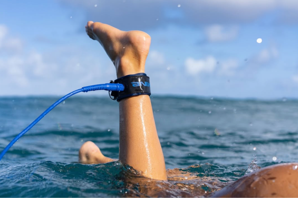leash de surf attache a une planche pour surfer en securite