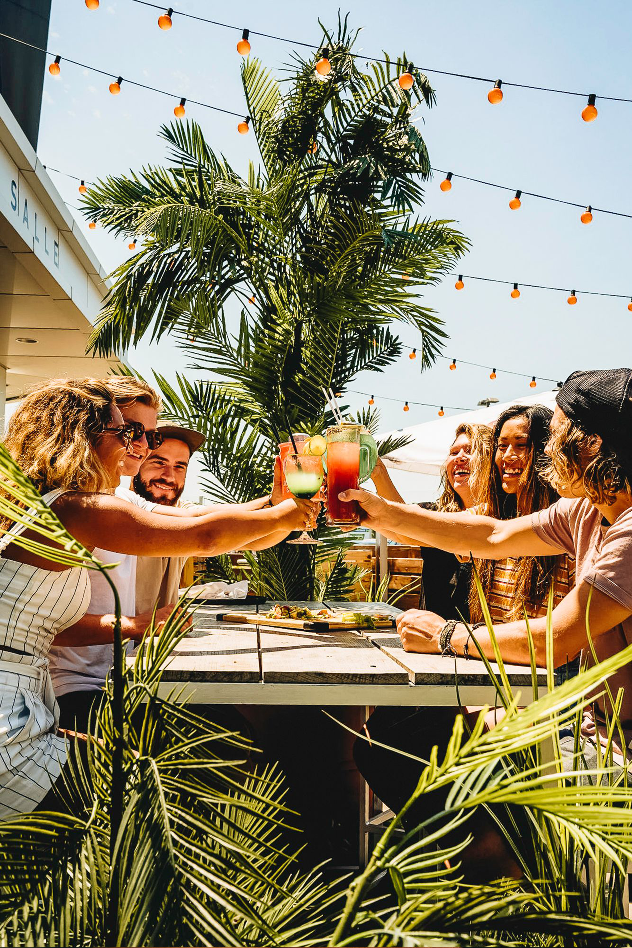 Dès 16h du lundi au vendredi la bière Surfeur est à 5$ la pinte, Les doubles sont au prix du simple (vodka, rhum, gin et tequilla) et 8oz de vin au prix du 6oz.*